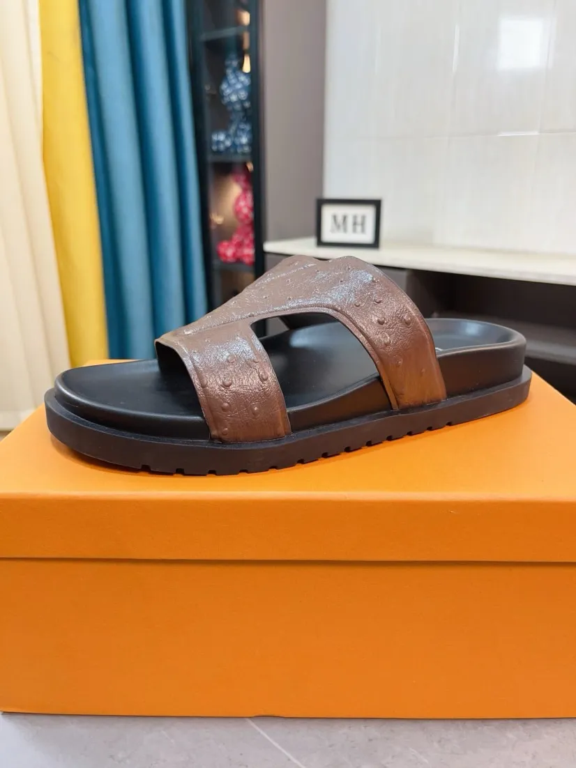 Men's shoes💰300🌹🌹【LV】Multi-color new men's slippers, original top quality version, original special cowhide ostrich embossed➕sheepskin on the inside and sides, non-slip combined sole, more stable walking, more comfortable and lightweight, high-end and generous, size: 38~44
